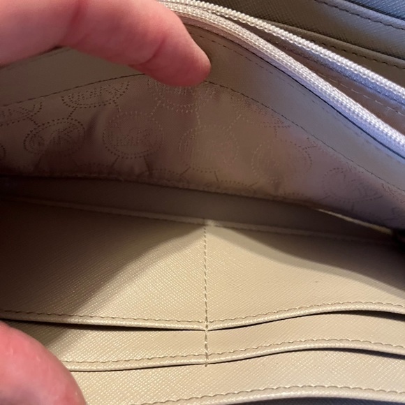 🍁Like New Michael Kors Wallet🌲 - Picture 8 of 16